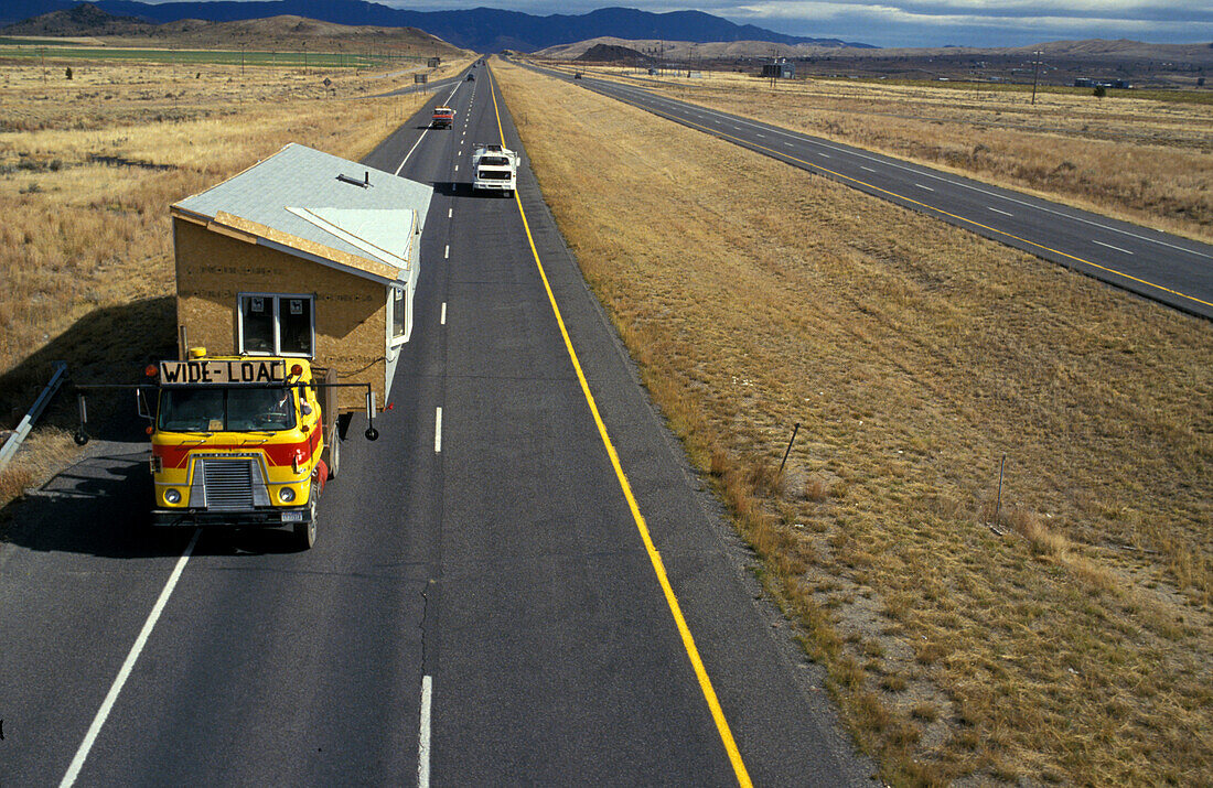 Haus auf Laster, Transport, Rocky Mountains, Montana, USA
