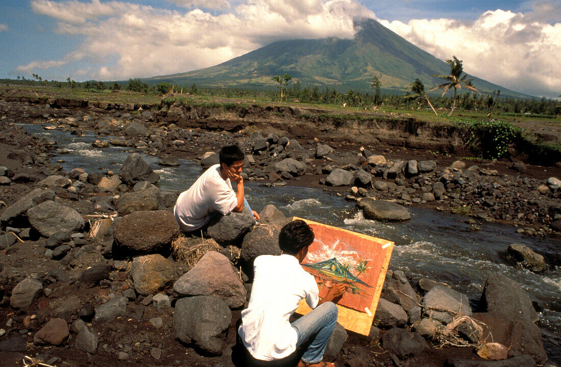 Painter, volcano Mayon, Legaspi Philippines, Asia