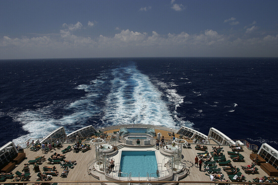 Queen Mary 2, View over aft, Wake, Queen Mary 2, QM2 Blick ueber das Heck auf das Kielwasser, Atlantik