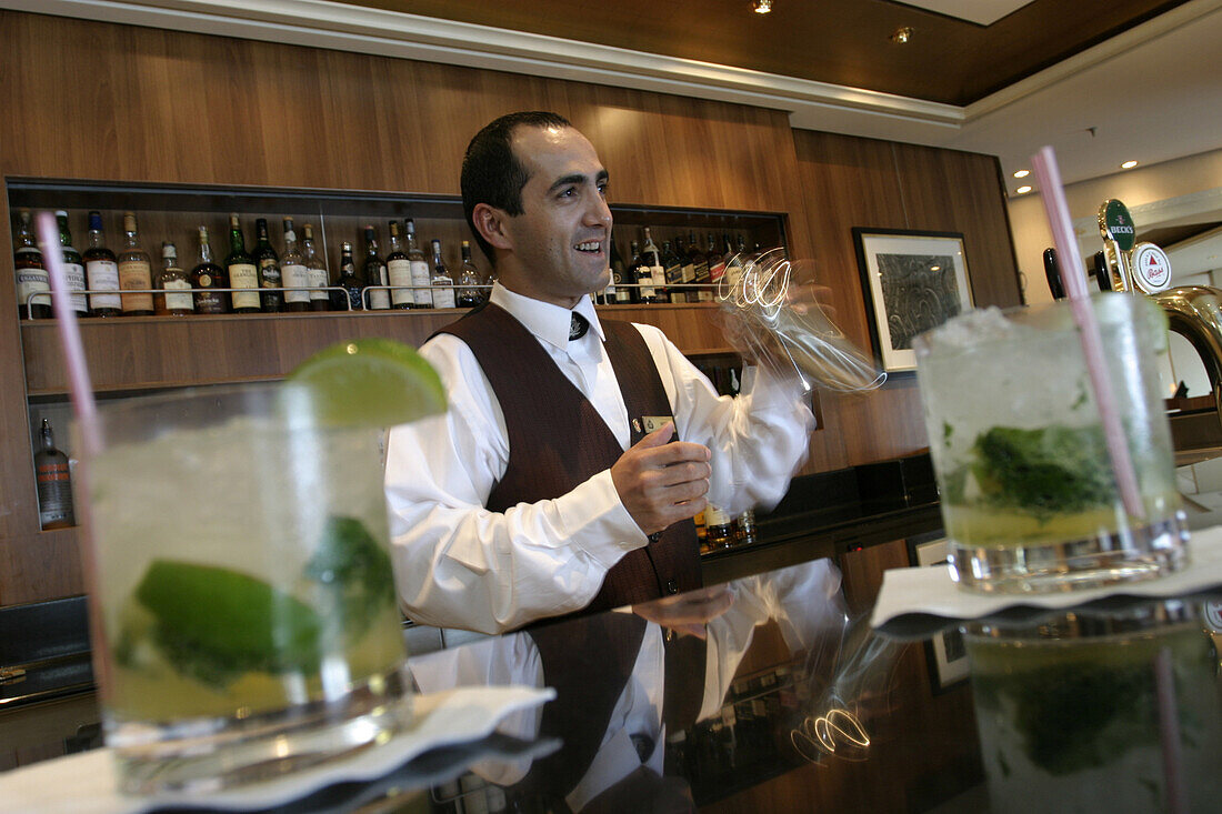 Queen Mary 2, Barkeeper Miguel Queens Grill Loung, Queen Mary 2, QM2 Barkeeper Miguel in der Queens Grill Lounge.