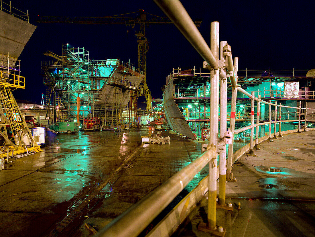 Schiffsbau rund um die Uhr, Queen Mary 2, Trockendock, Saint Nazaire, Frankreich