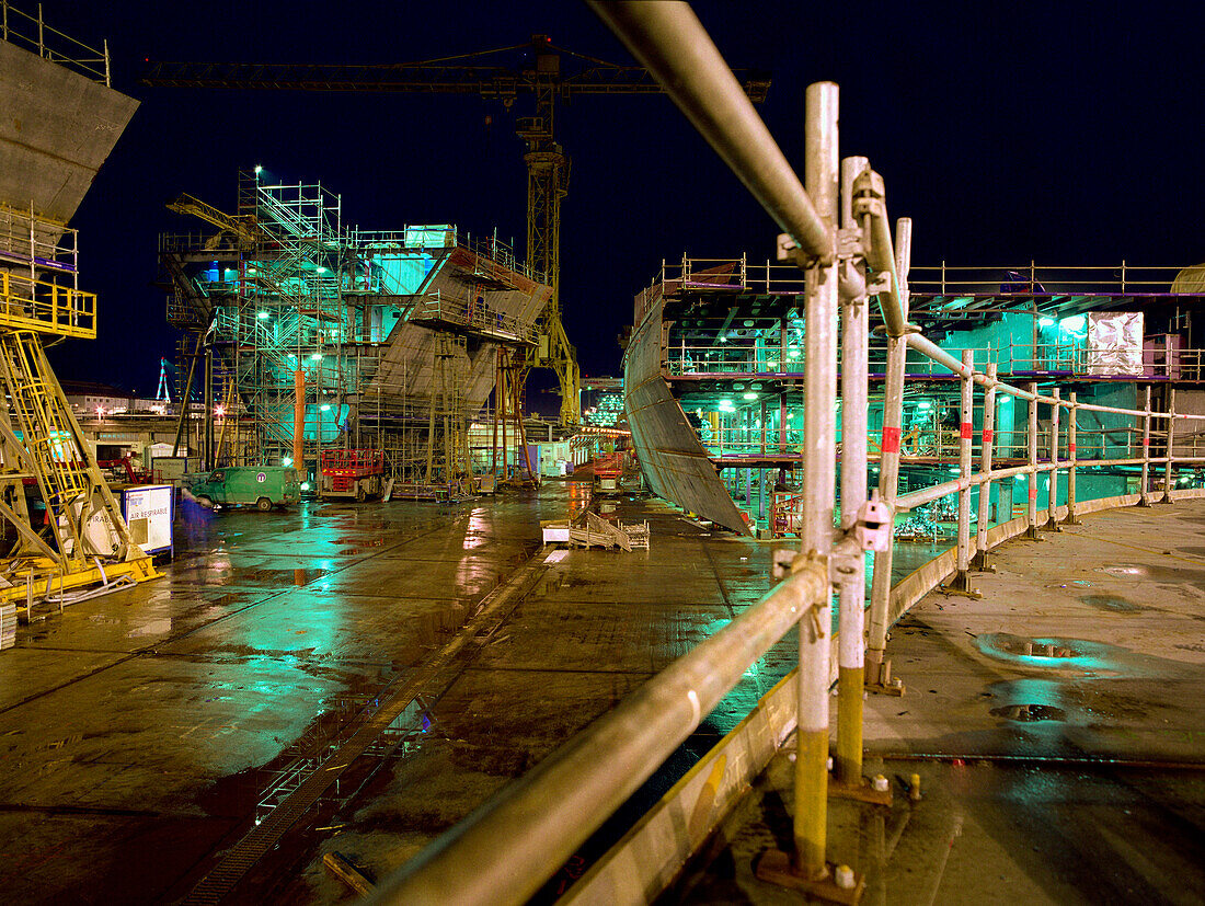 Shipbuilding round the clock, Queen Mary 2, Dockyard, Dry dock, Saint Nazaire, France