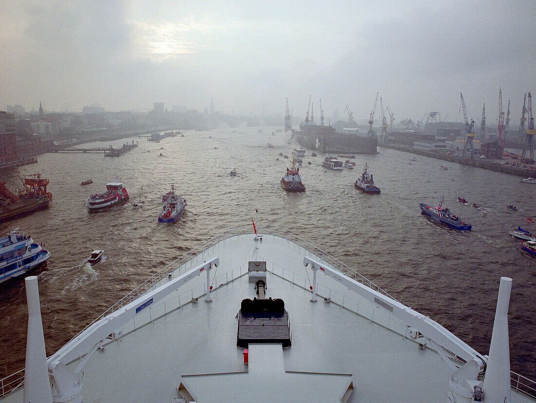 Queen Mary 2 auf der Elbe, Landungsbruecken, Hamburger Hafen, Deutschland