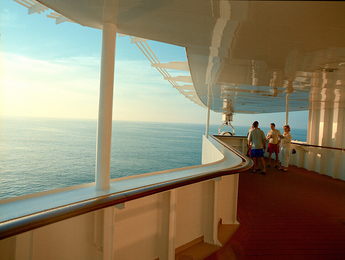 Eine Gruppe Leute auf dem Promenadendeck, Queen Mary 2, Kreuzfahrtschiff