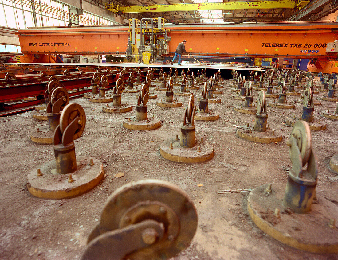 Schneidmaschine für Stahl, Trockendock, Queen Mary 2, Saint-Nazaire, Frankreich
