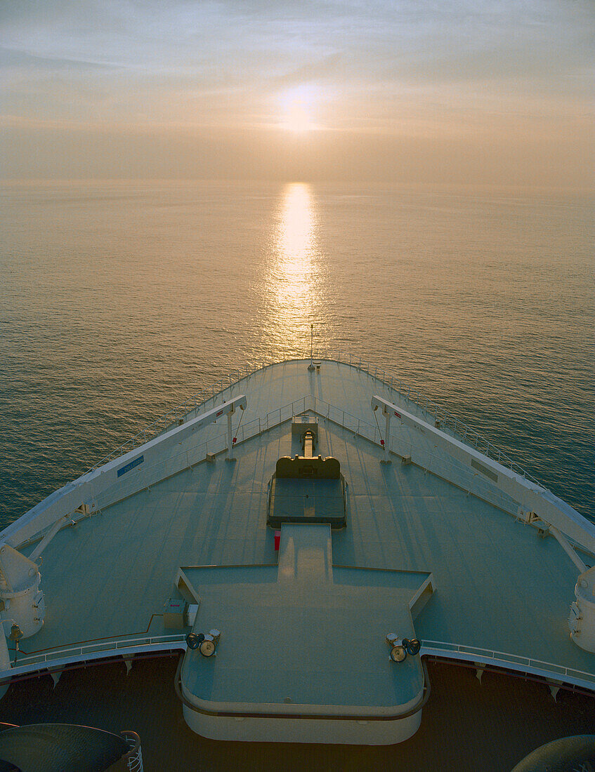 Goldenes Sonnenlicht spiegelt sich im Meer, Queen Mary 2, Kreuzfahrtschiff