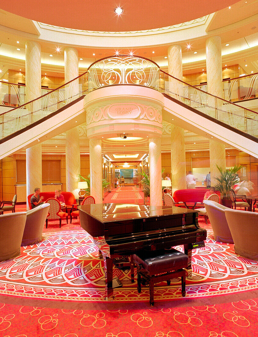 Piano in the middle of the grand lobby, Queen Mary 2, Cruise Ship