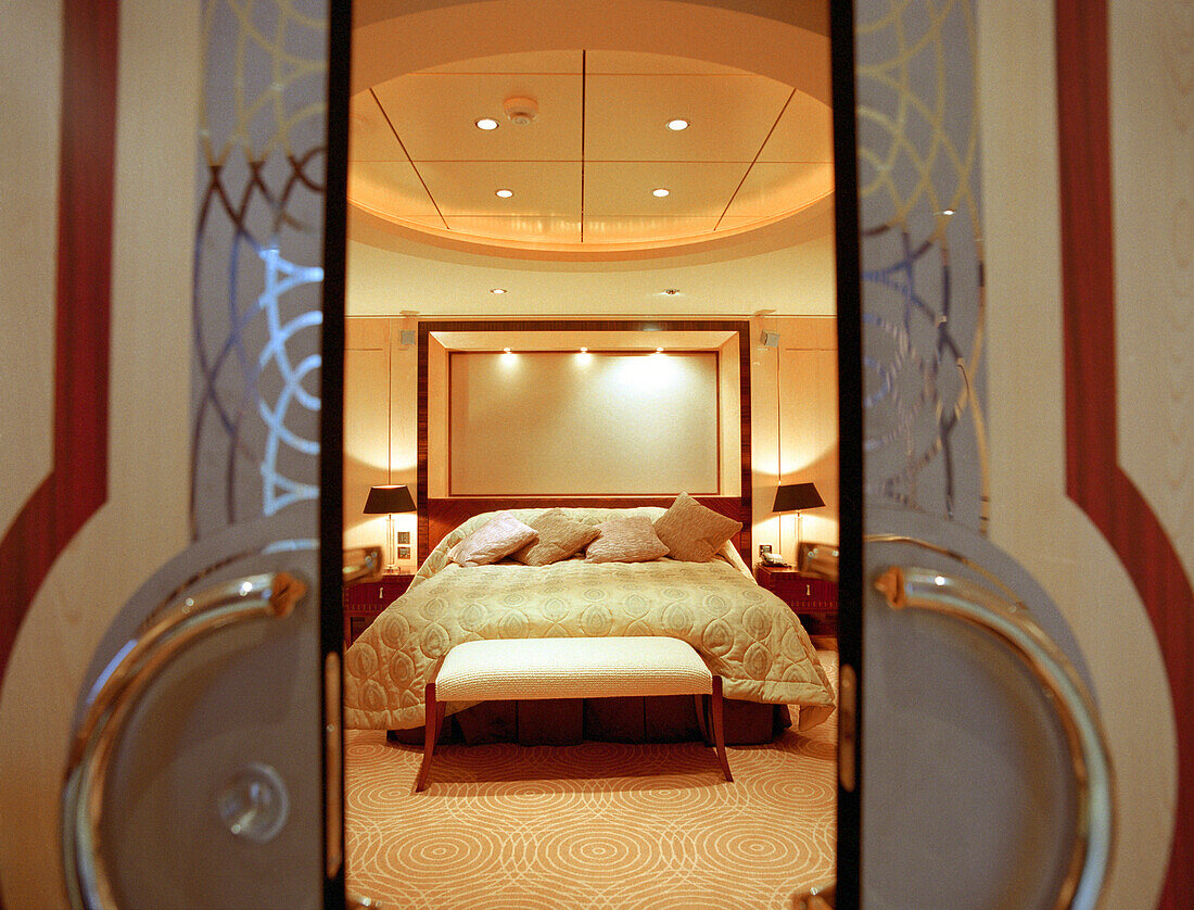Bedroom in the grand duplex suite, Queen Mary 2, Cruise Ship