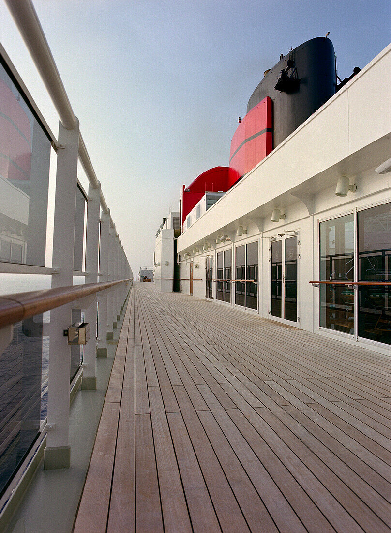 Schiffsdeck mit Aussichtsplattform an Bord Kreuzfahrtschiff Queen Mary II, Luxusliner, QM2, Kreuzfahrt, Reisen
