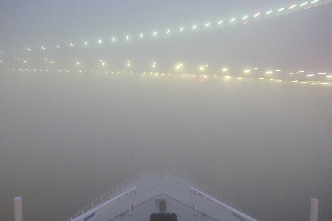 Queen Mary 2 pass Verrazzano Bridge, NYC, Queen Mary 2, QM2 Bug beim Passieren der Verazzano Bruecke bei New York.