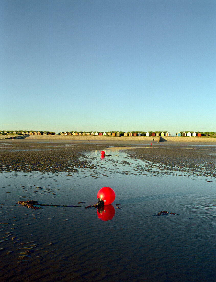 Ebbe, Strandhütten im Hintergrund, West Wittering, West Sussex, Suedkueste, England, Grossbritannien