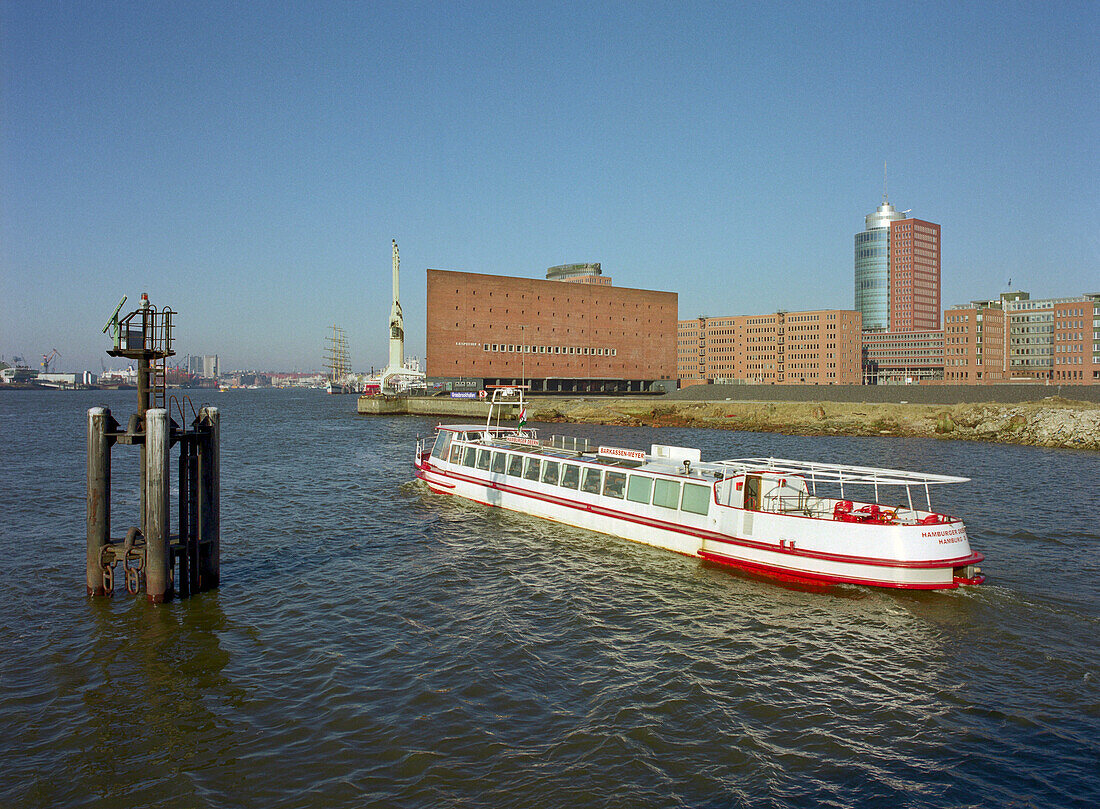 Ausflugsboot vor Hanseatic Trade Center, Stadtrundfahrt, Kaispeicher A, Speicherstadt, Hamburger Hafen, Hamburg, Deutschland