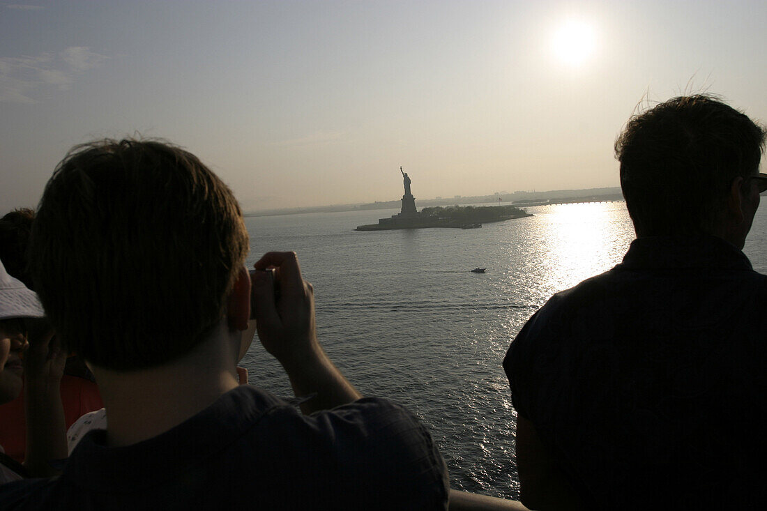Queen Mary 2, Put out from New York, Queen Mary 2, QM2 Auslaufen am Abend aus New York, Blick vom Heck auf die Freiheitsstatue Statue of Liberty