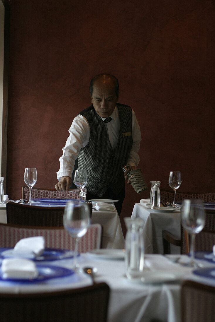 Queen Mary 2, Waiter from Kings Court Restaurant, Queen Mary 2, QM2 Kellner beim Eindecken im La Piazza Teil des Kings Court Restaurants. Buch S. 151