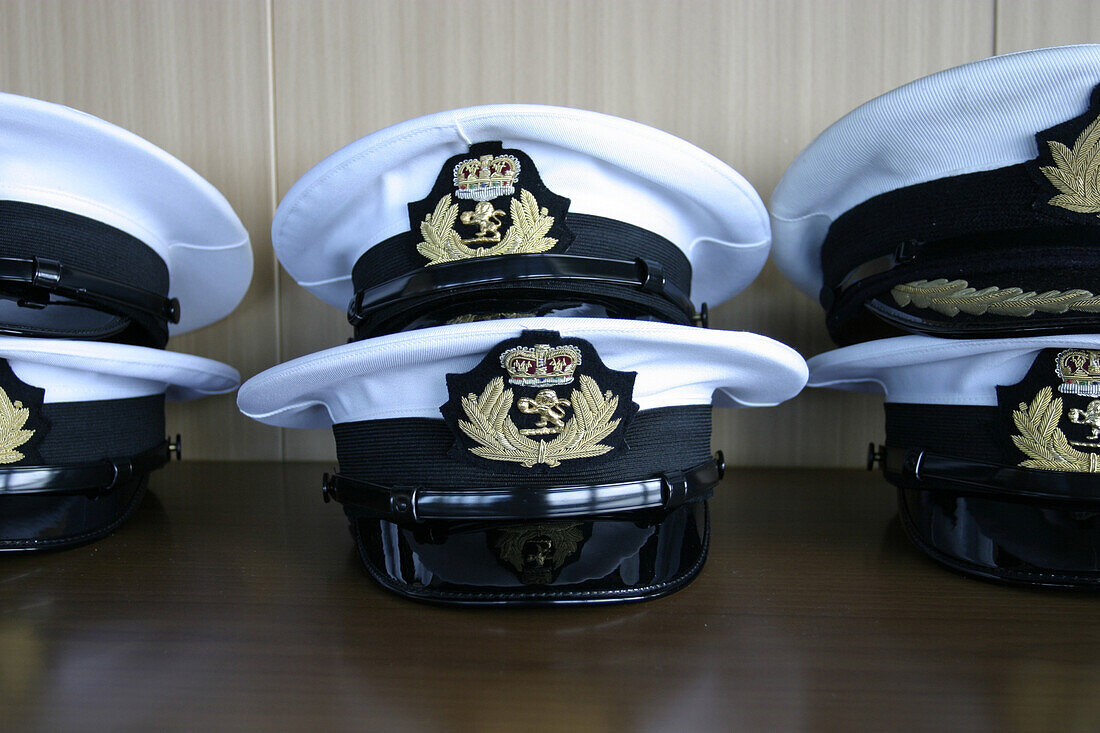 Queen Mary 2, Mate caps, Queen Mary 2, QM2 Brücke, Offiziersmützen.