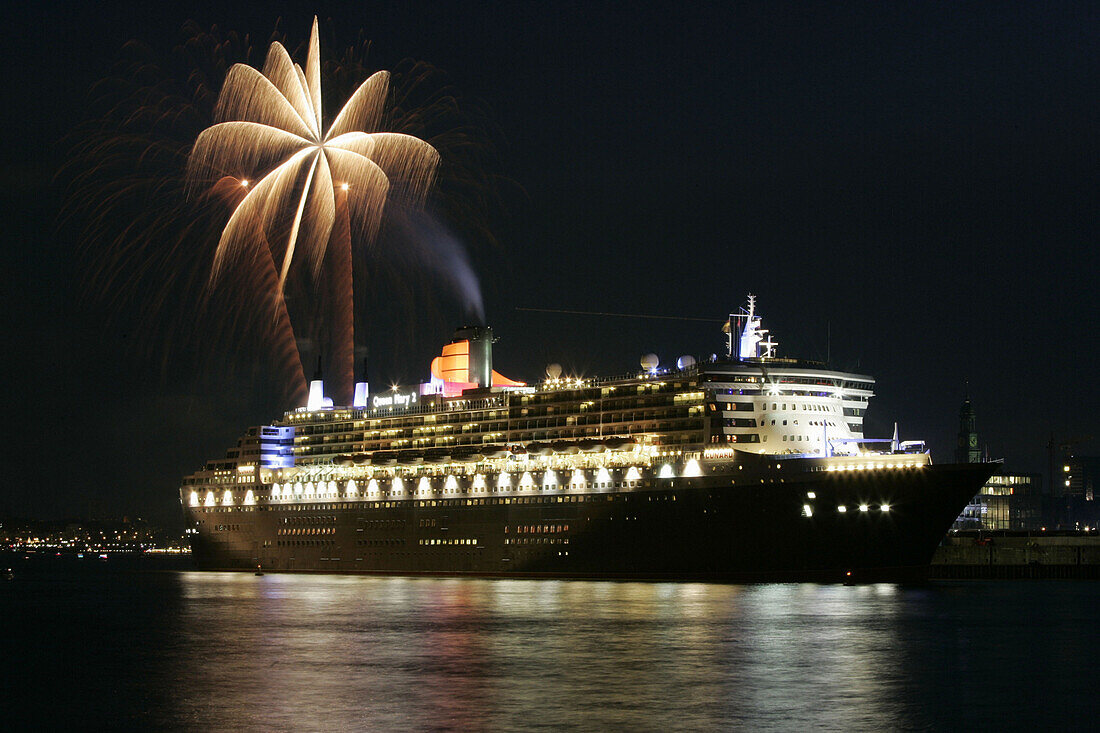 The Queen Mary 2 cruise ship at night, Hamburg Harbour, Hamburg, Germany
