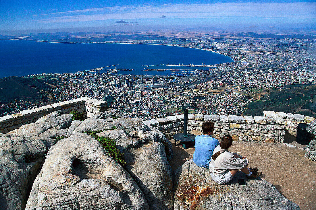 Menschen betrachten die Aussicht auf Kapstadt vom Tafelberg, Südafrika, Afrika