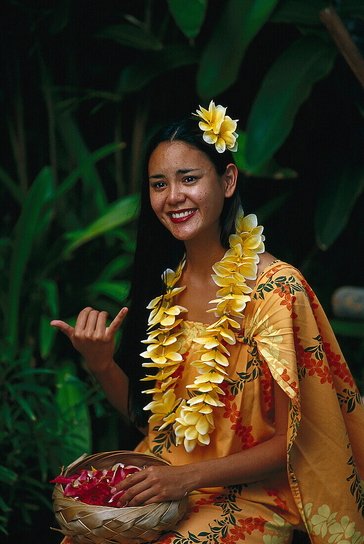 Lächelnde polynesische Frau mit Blumenkette, Laie, Oahu, Hawaii, USA, Amerika