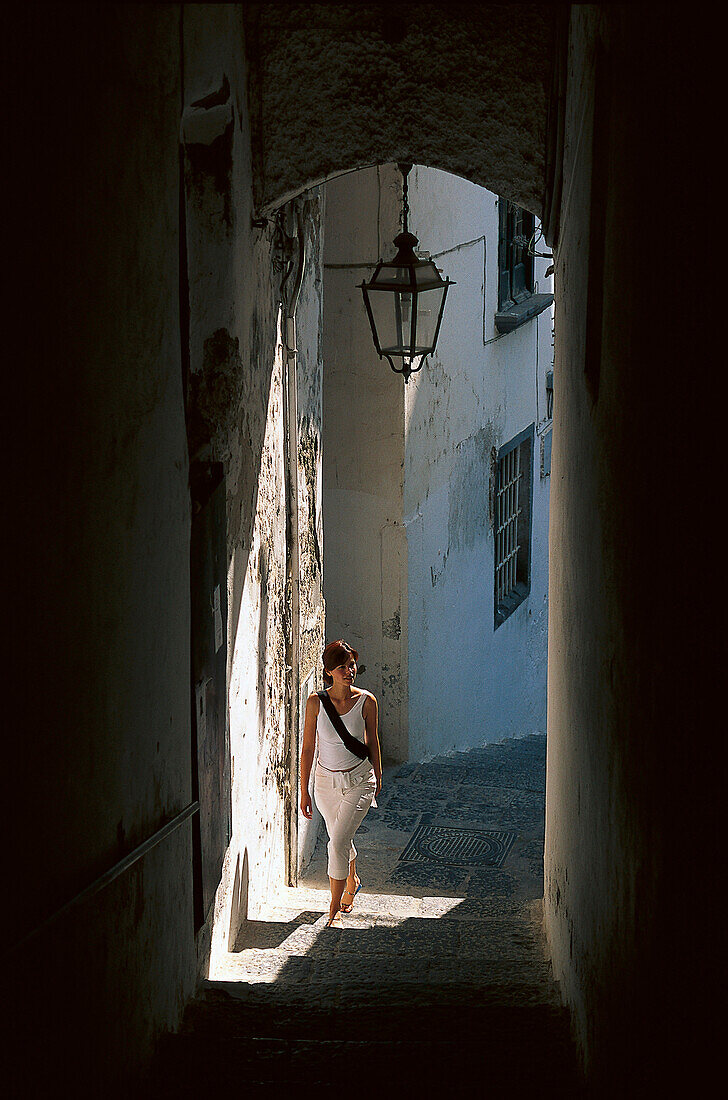 Junge Frau in einem schattigen Durchgang, Amalfi, Campania, Italien, Europa