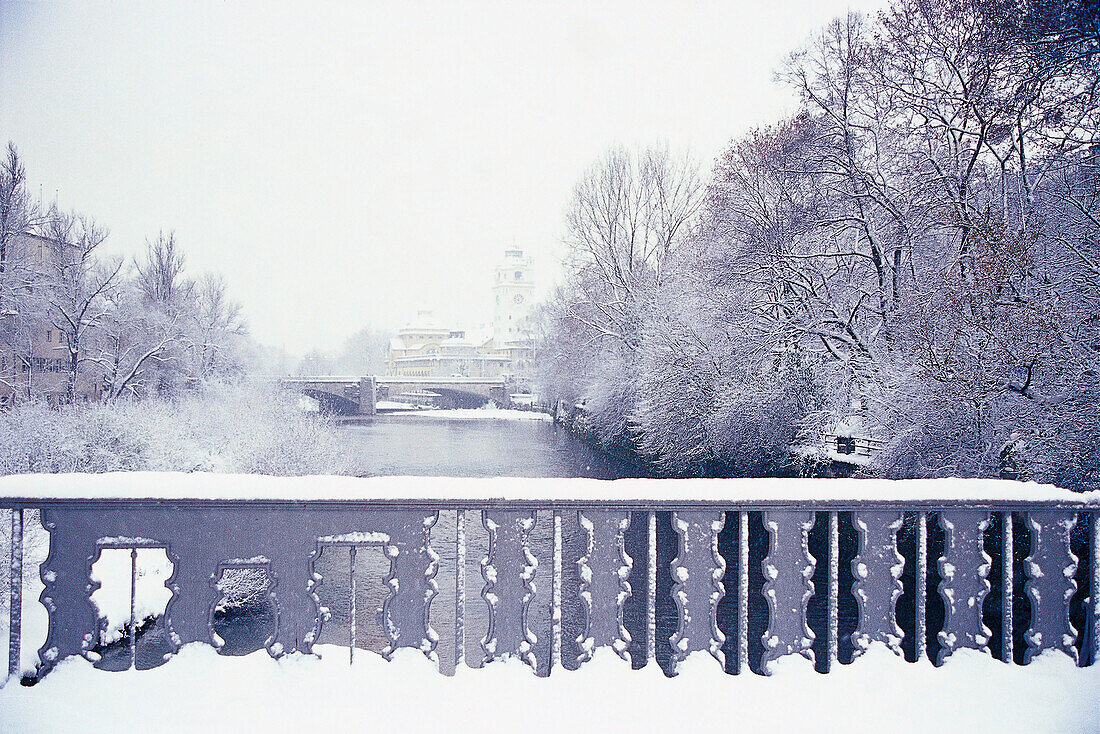 Blick über die Isar zum Müllerschen Volksbad im Winter, München, Bayern, Deutschland