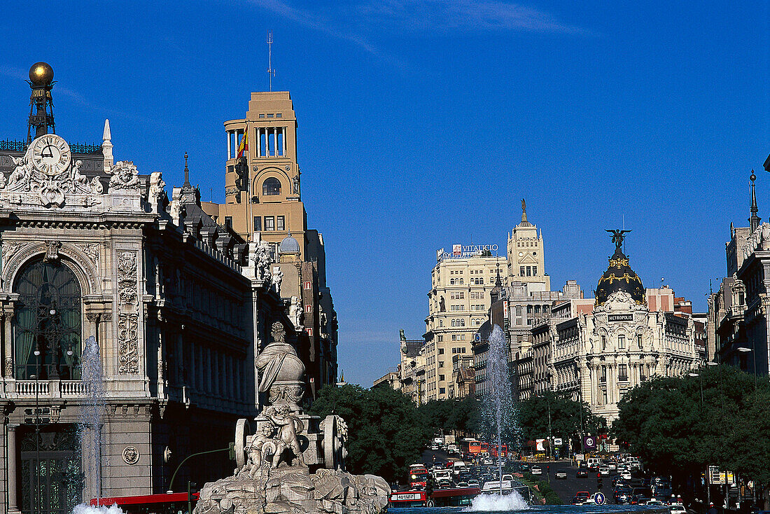 Springbrunnen und Gebäude an der Plaza de Cibeles unter blauem Himmel, Calle de Alcala, Madrid, Spanien, Europa