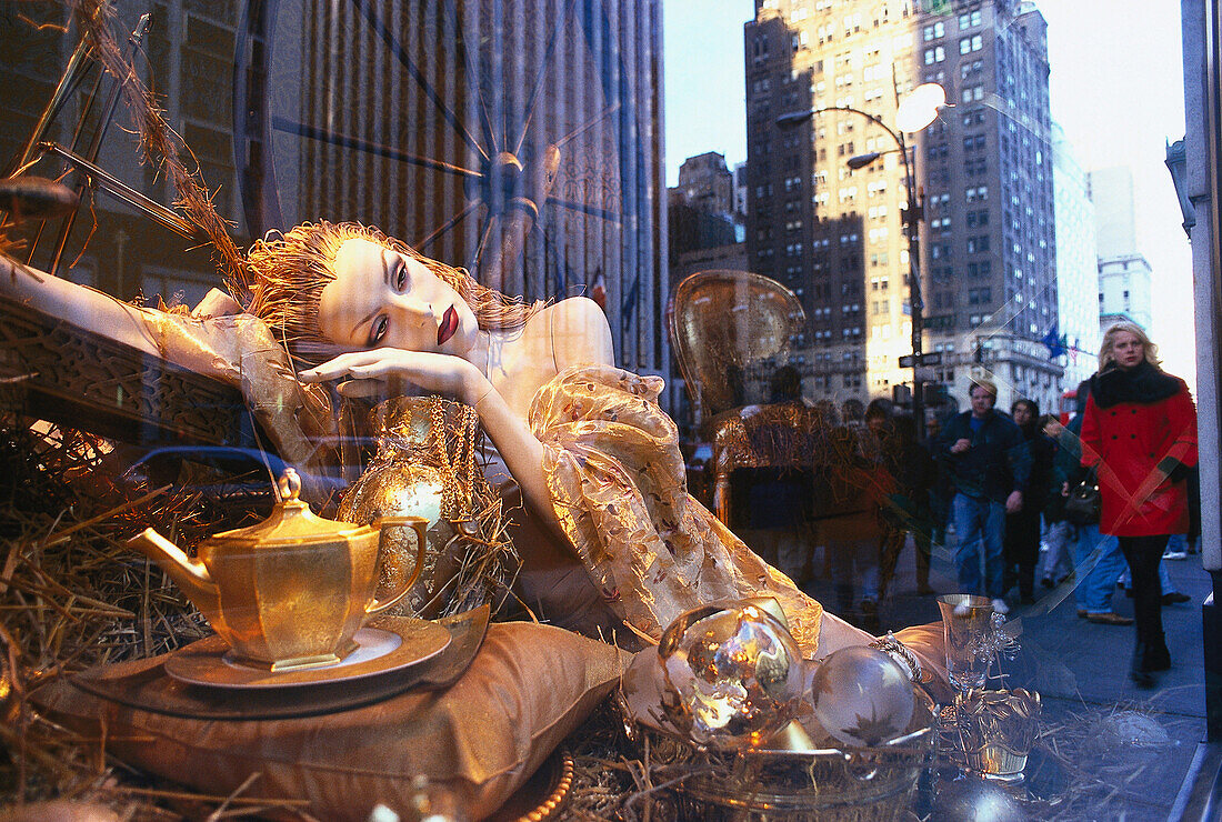 Schaufensterpuppe und Spiegelung im Schaufenster, Bergdorf Goodman, Fifth Avenue, Manhattan, New York, USA, Amerika