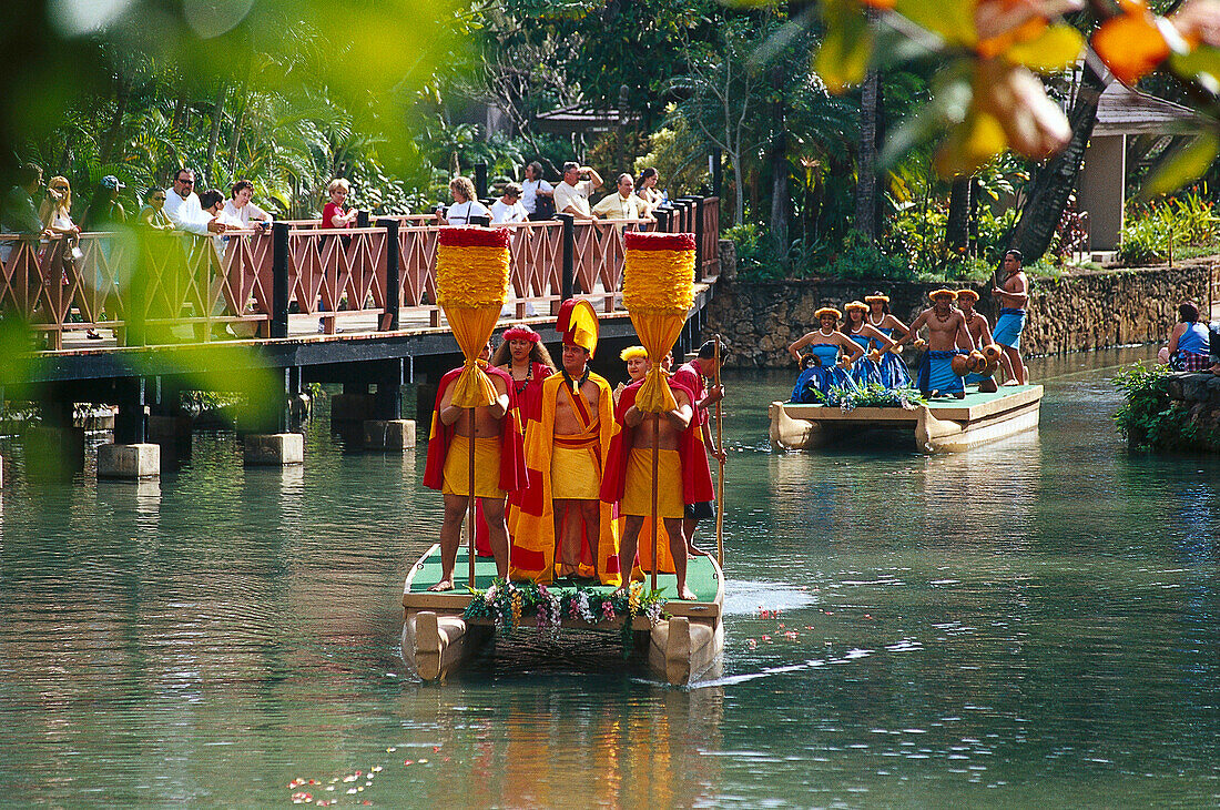 Menschen in polynesischer Tracht auf Booten, Polynesisches Kulturzentrum, Laie, Oahu, Hawaii, USA, Amerika