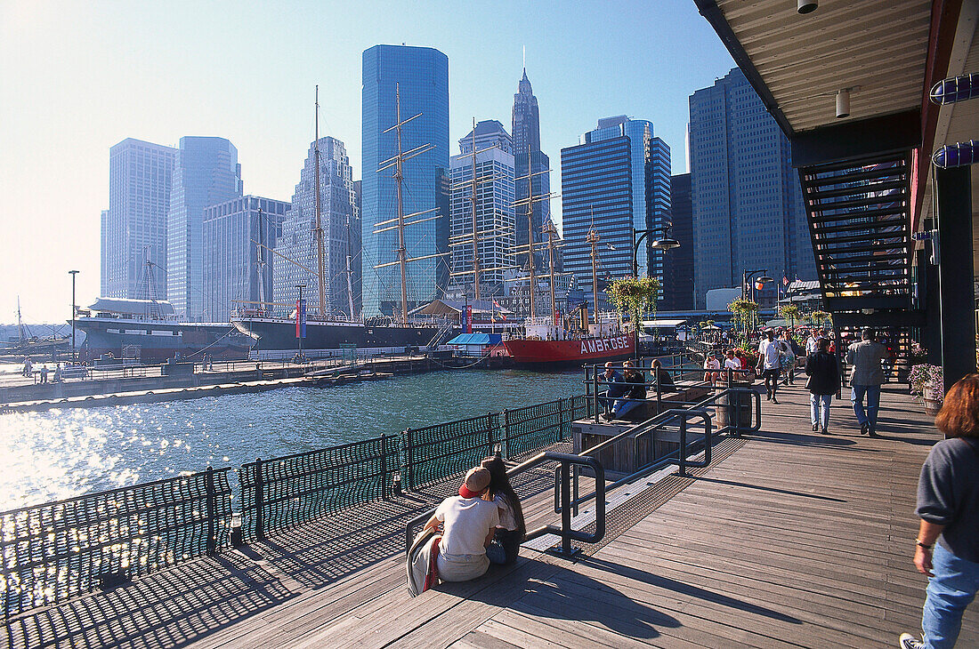 Menschen am Hafen mit Blick auf Skyline und Hudson River, South Street Seaport, Manhattan, New York City, USA, Amerika