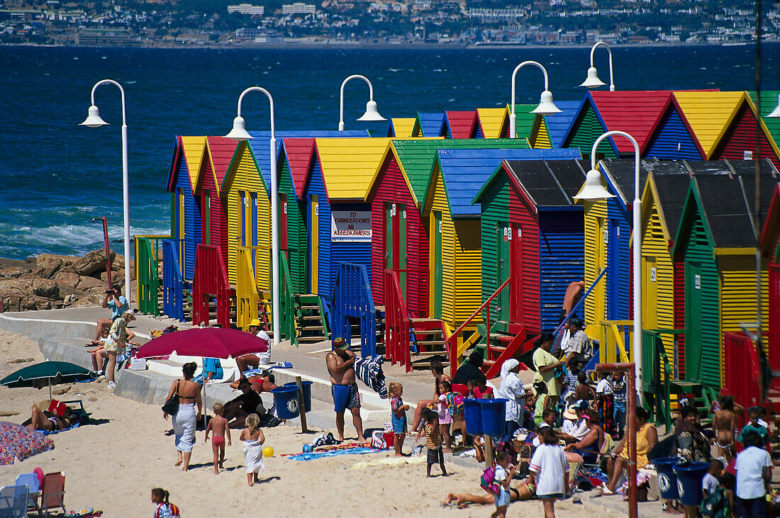 Bunte Badehäuser am Strand im Sonnenlicht, Fishhoek, Kapstadt, Südafrika, Afrika