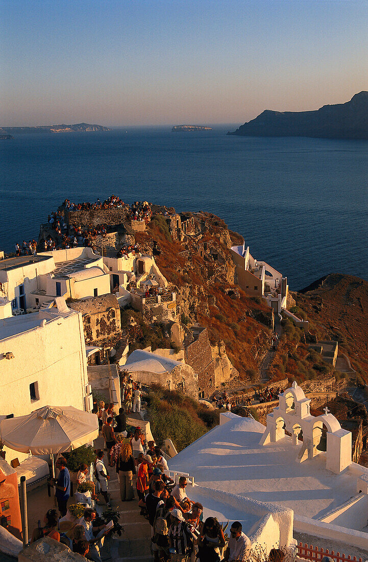 Touristen betrachten den Sonnenuntergang, Kastro, Oia, Santorin, Kykladen, Griechenland, Europa