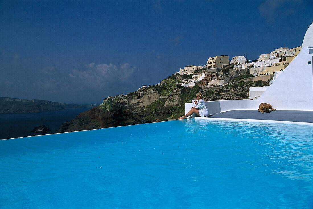 Pool des Hotel Katikies im Sonnenlicht, Oia, Santorin, Kykladen, Griechenland, Europa