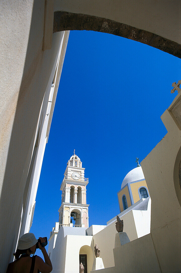 Touristin filmt die Kathedrale, Fira, Santorin, Kykladen, Griechenland, Europa