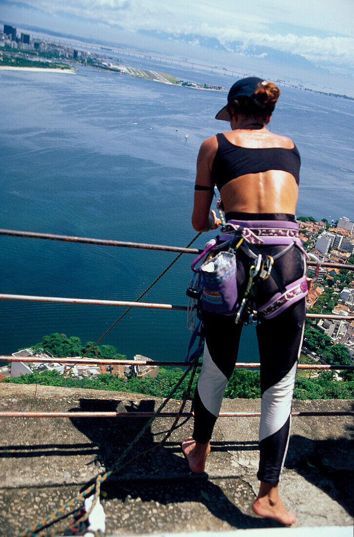 Frau beim Klettern, Sichern, Rio de Janeiro Brasilien