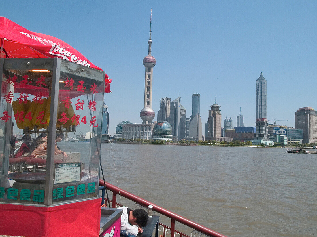 Skyline unter blauem Himmel, Shanghai, China