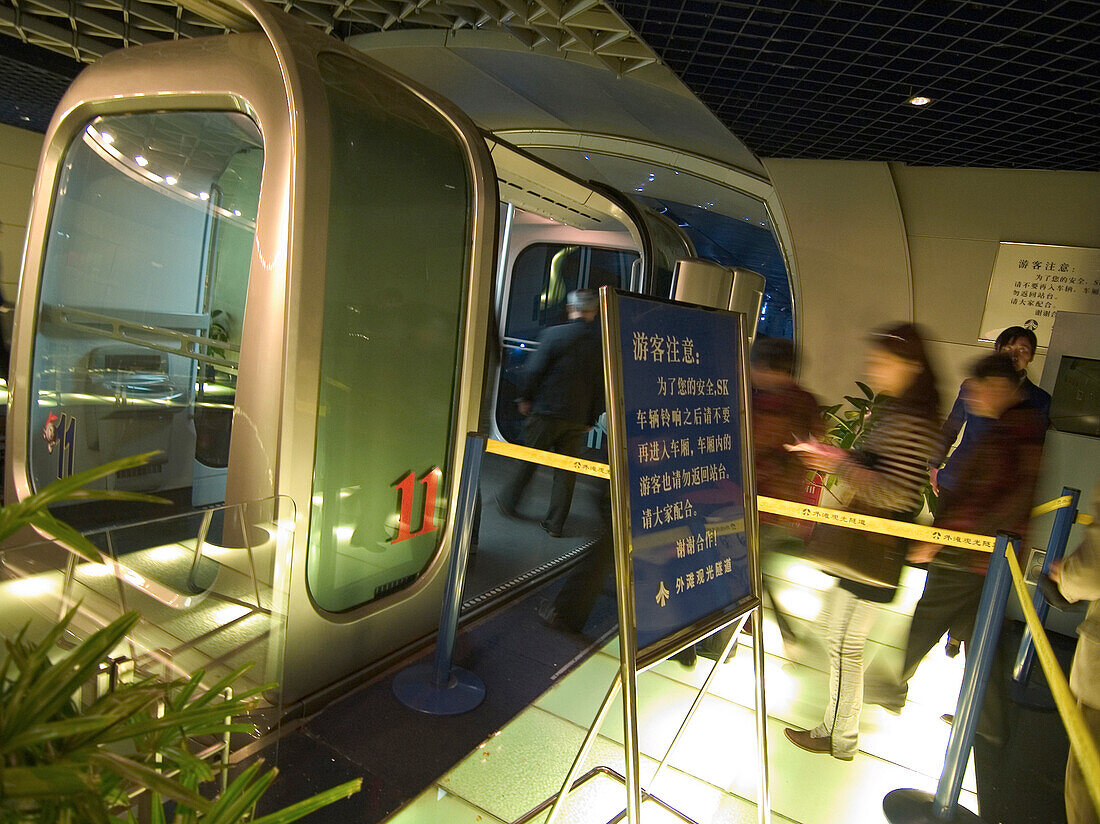 Menschen steigen in einen Zug in Shanghai ein, Shanghai, China, Asien