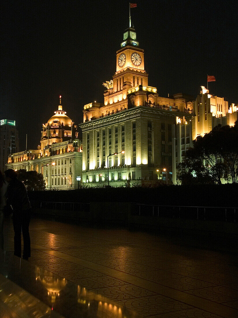 Monumentales Gebäude in der Nacht, Huangpu, Shanghai, China, Asien