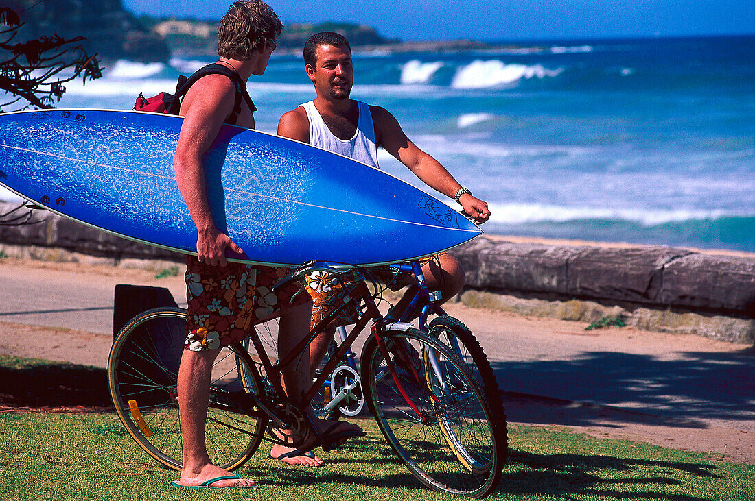 Surfer auf dem Fahrrad, Manly Beach, NSW Australien