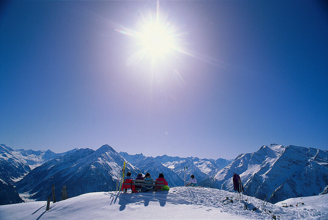 Panorama von den Zillertaler Alpen, Eine Gruppe Leute sonnen sich, Zillertal, Tirol, Österreich