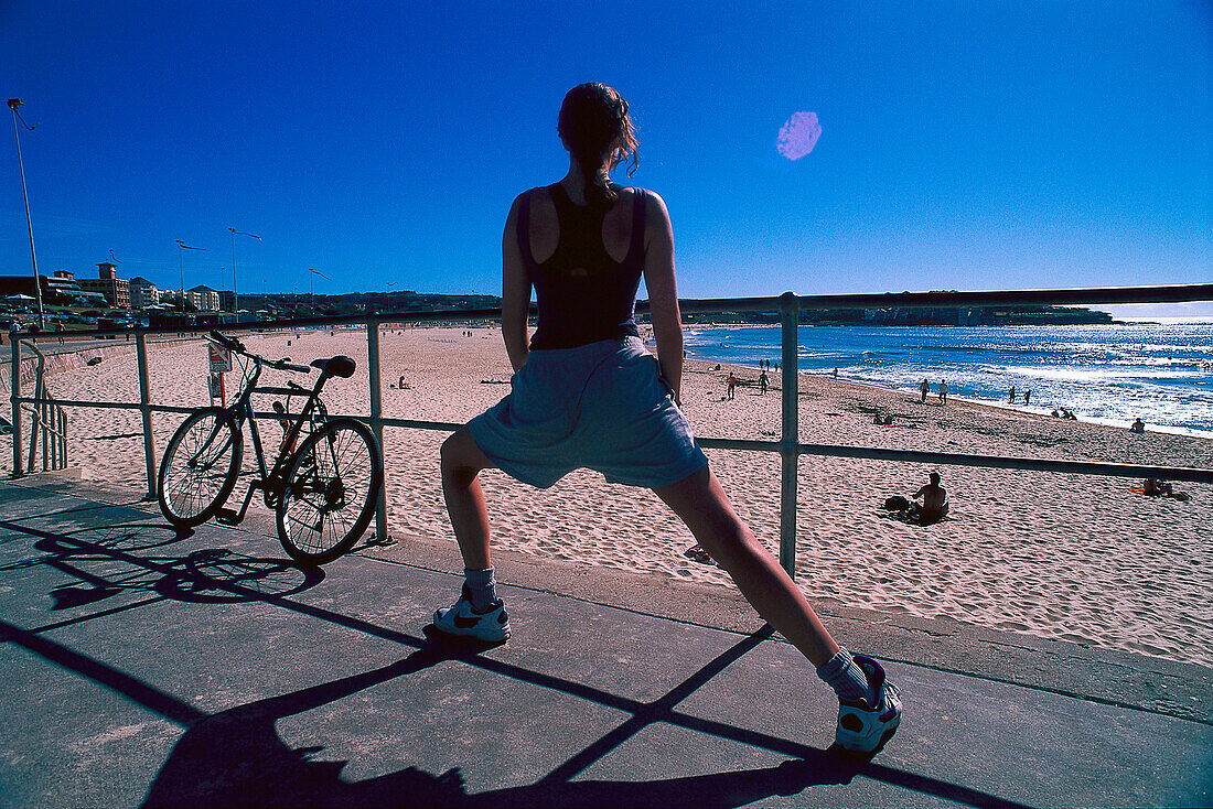 Joggerin, Gymnastik, Bondi Beach, NSW Australien