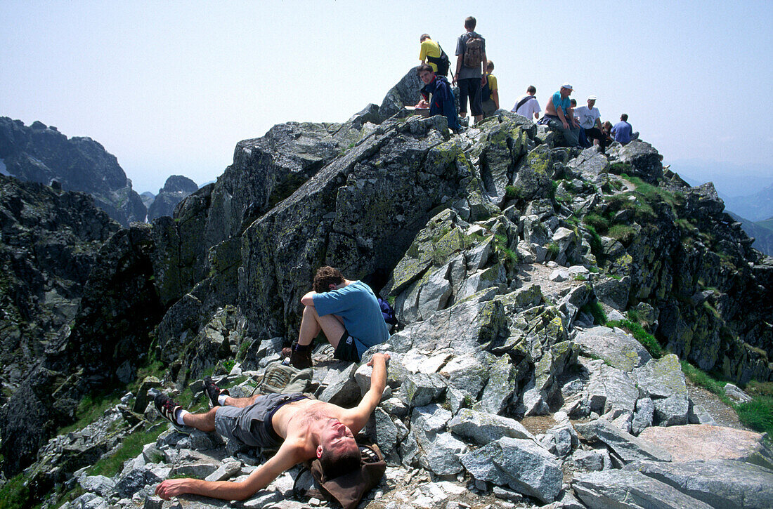 Wanderer erholen sich am Gipfel des Granaty, Hohe Tatra, Polen