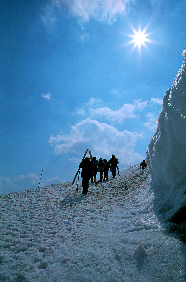 Skifahrer steigen auf zur Gasiencowa Alm, Hohe Tatra, Polen