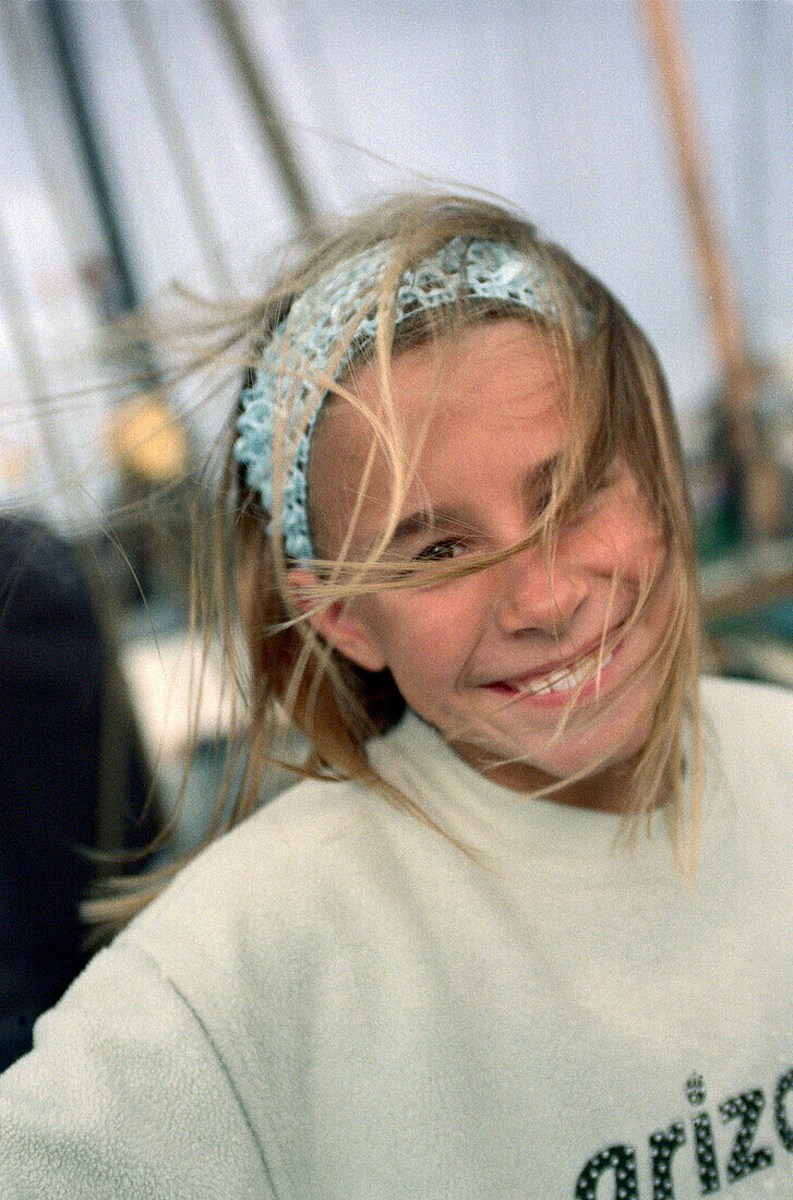 Portrait eines Mädchens an einem Hafen, Holland