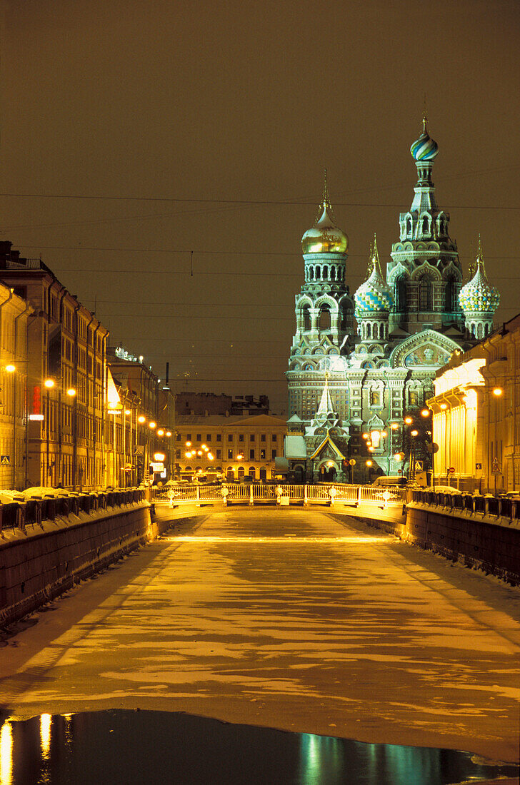 Gribojedow Kanal und Auferstehungskirche bei Nacht, St. Petersburg, Russland, Europa
