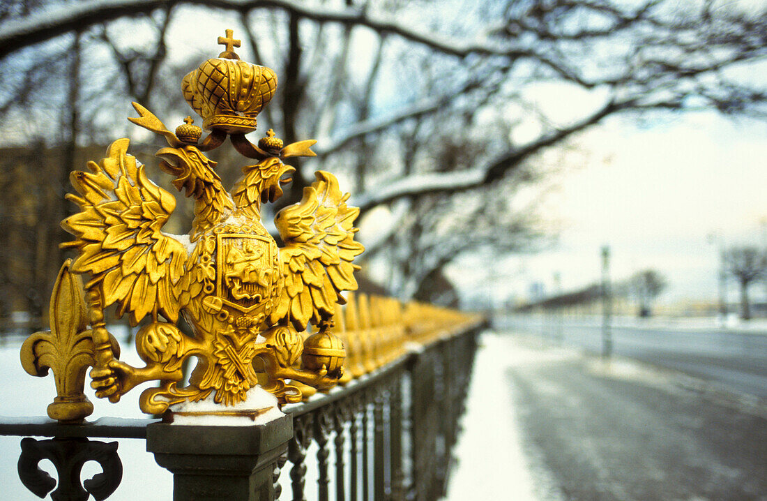 Zaun mit goldenem Wappen, St. Petersburg, Russland