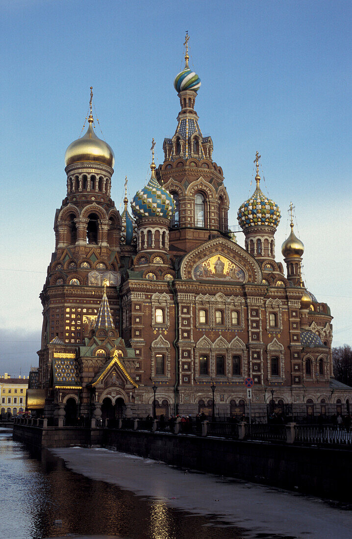Blick auf die reich dekorierte Fassade der Auferstehungskirche, St. Petersburg, Russland