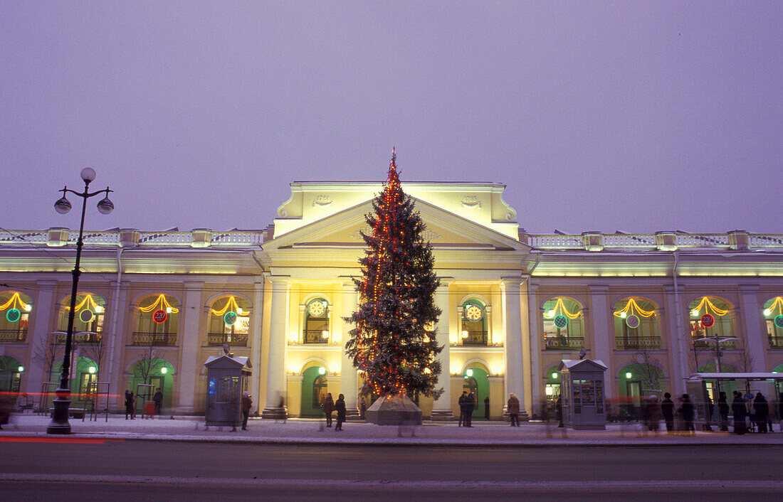 Weihnachtsbaum vor dem Gostinyi Dwor Einkaufszentrum am Abend, St. Petersburg, Russland, Europa