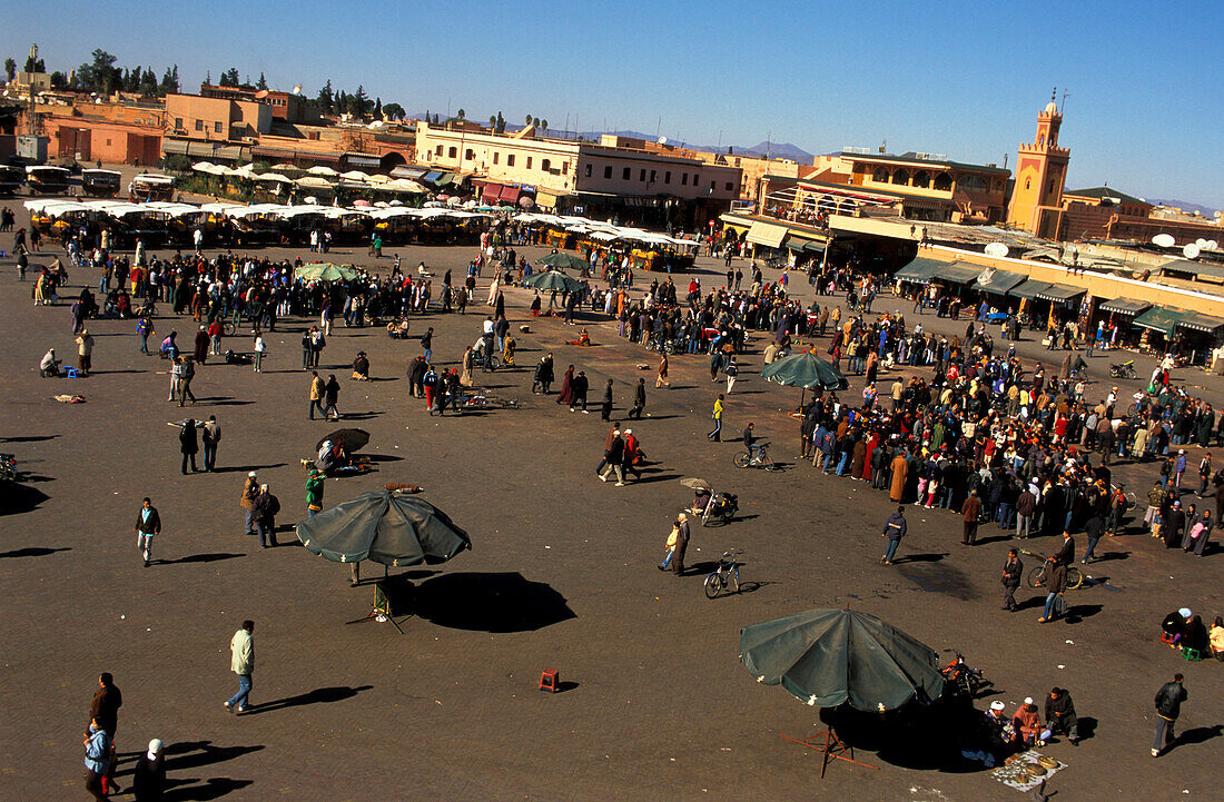 Menschen auf dem Marktplatz, Jemaa El Fna, Marrakesch, Marokko, Afrika