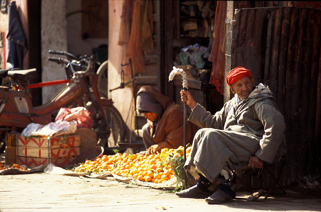 Alter Mann verkauft Obst im Souk El Khemis, Marrakesch, Marokko, Afrika