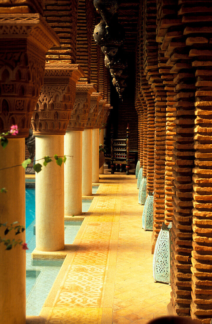 Säulengang in La Sultana Hotel, Marrakesch, Marokko