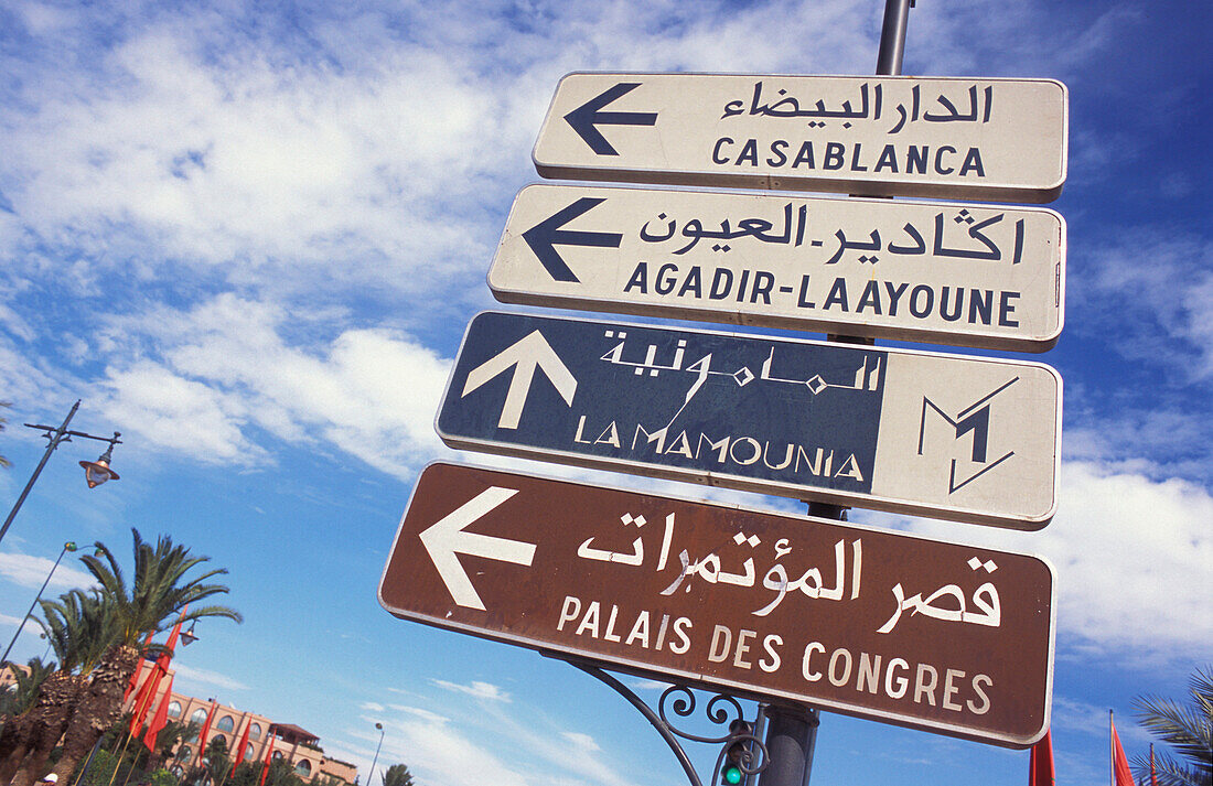 Wegweiser unter Wolkenhimmel, Menara, Marrakesch, Marokko, Afrika